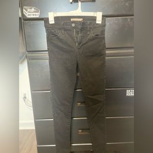 Black Levi’s High-waisted, skinny jeans